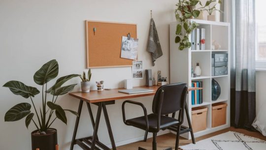 « Optimiser son espace de travail à domicile : astuces déco et ergonomiques pour un confort optimal »