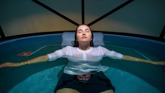 La thérapie par flottaison est-elle bonne pour le stress et l’anxiété ?