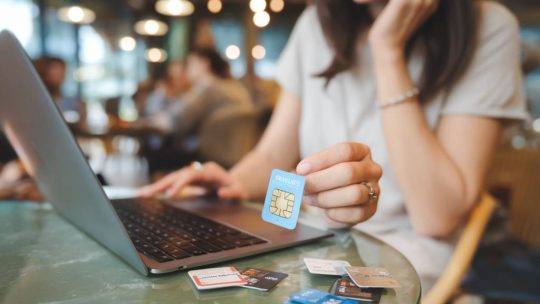 Comment utiliser une carte e-sim pour communiquer de l’étranger facilement