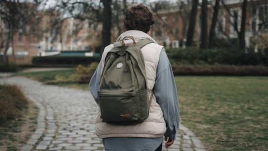 « Les secrets pour réduire son empreinte carbone au quotidien : astuces pratiques et accessibles »
