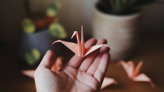 « Origami et bien-être : comment cet art ancestral peut apaiser l’esprit et stimuler la concentration »